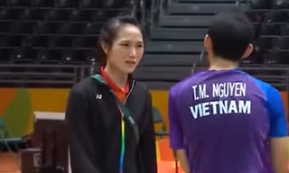 Trong khi Vũ Thị Trang bỏ tập luyện, nghỉ ngơi để làm HLV bất đắc dĩ cho Tiến Minh, một số quan chức đến tuổi hưu của Tổng cục TDTT vẫn đi dự Olympic để “nghiên cứu xu thế phát triển thể thao thế giới”. Ảnh cắt từ clip