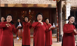Nghệ nhân phường xoan An Thái hát xoan cổ tại đình làng Hùng Lô. Ảnh: Toan Toan.