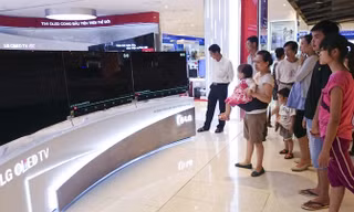 Những chiếc tivi cho mượn miễn phí sẽ được bán trong chương trình khuyến mại của siêu thị. Ảnh: Như Ý