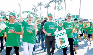 Đại diện nhãn hàng MILO đi bộ đồng hành cùng học sinh và phụ huynh