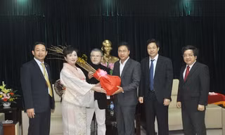 Theo ông Mai Đăng Hiếu, 100 cây hoa anh đào Yoko vừa được trồng trong công viên châu Á là do đại diện chủ đầu tư công viên này đề nghị Sở Ngoại vụ làm cầu nối với phía Hiệp hội Hoa anh đào Nhật Bản để được tặng cây. Ảnh: Dân Trí