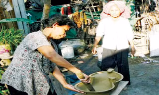 Người Khmer đang nắn nồi đất. Ảnh: Tùng Huyên