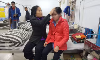 Bà Hiền đang chăm sóc con bị trầm cảm vì sử dụng điện thoại, lướt Facebook quá nhiều. Ảnh: Bình Minh.