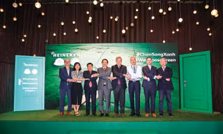 HEINEKEN Việt Nam cùng các vị khách quý chung tay phát động chiến dịch Chọn Sống Xanh. Ảnh: HEINEKEN Việt Nam.