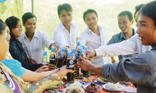 Thức uống trong đám cưới ở Cu Pua 15 năm nay là nước ngọt! Ảnh: H.T