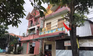 Cơ ngơi của ông Th. và bà A.