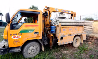 Chiếc xe cứu hộ biến tướng thành xe chở vật liệu xây dựng gây tai nạn 5 người chết tại Phúc Thọ. Ảnh: Trọng Đảng