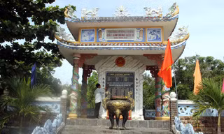 Nhà bia tưởng niệm các anh hùng liệt sĩ, bà mẹ Việt Nam anh hùng ở thôn Trung Sơn. Ảnh: Thanh Trần