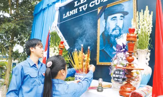 Dân làng Moncada - xã Lương Hòa dâng hương Lãnh tụ Cuba Fidel Castro tại buổi lễ. Ảnh: TTXVN