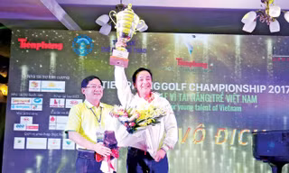 Trưởng BTC giải Lê Xuân Sơn trao cúp vô địch cho golfer Lê Hùng Nam. Ảnh: Như Ý.