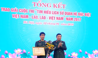 Trung tướng Lê Hiền Văn trao thưởng tác giả đạt giải Nhất. Ảnh: Xuân Tùng.