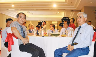 Được đề cử song bầu Đức (trái) từ chối ra tranh cử chức Chủ tịch VFF khoá 8, thay thế vị trí của ông Lê Hùng Dũng (phải). Ảnh: VSI.