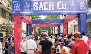 Chợ sách cũ rất hút người mua. Ảnh: Hạnh Đỗ