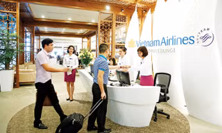 Khu vực lễ tân với hình ảnh hoa sen đặc trưng của Vietnam Airlines. Ảnh: Hồng Vĩnh