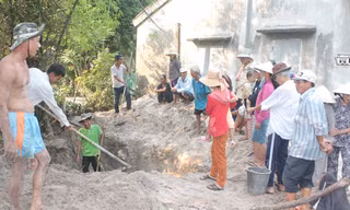 Người dân thôn Bình Túy đào bới, khai quật dấu vết địa đạo