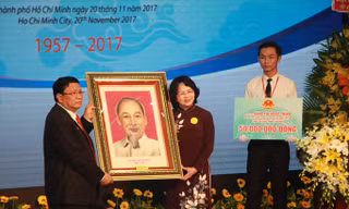 Phó Chủ tịch nước Đặng Thị Ngọc Thịnh trao quà cho Trường ĐH KHXH&NV TPHCM.
