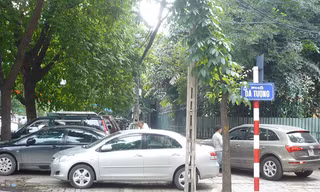 Thay vì đỗ xe 1 bên, từ tháng 11 phố Dã Tượng được đề xuất trông xe hai bên đường theo ngày chẵn, lẻ. Ảnh: T.Đảng