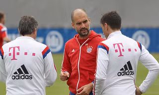 HLV Pep Guardiola hướng dẫn các học trò trong buổi tập chuẩn bị cho trận bán kết lượt đi gặp đội bóng cũ Barcelona. Ảnh: GETTY IMAGES