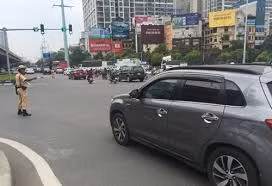 Bi hài xử lý xe biển trắng gắn phù hiệu Bộ Công an