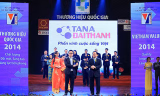 Ông Nguyễn Duy Chính - Tổng giám đốc Tập đoàn Tân Á Đại Thành nhận Thương hiệu Quốc gia 2014.