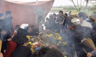 Hương khói nghi ngút đêm ngày trên ngôi mộ có hai con rắn.