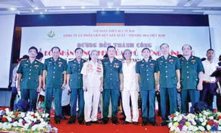 Lê Xuân Giang, Chủ tịch HĐQT Cty Liên Kết Việt đã lợi dụng hình ảnh của một số cán bộ nghỉ hưu để lừa đảo.