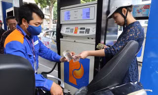Ngay cả khi không mua xăng E5 dân vẫn phải gánh bù lỗ cho loại xăng này​. Ảnh: Như Ý.