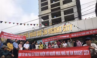 Người dân căng băng rôn phản đối chủ đầu tư Bright City.