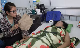 Rơi từ tầng ba, một nữ sinh nguy kịch