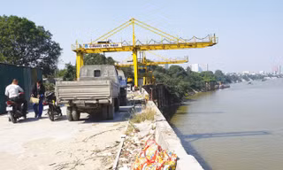 Cảnh tiêu điều, vắng vẻ tại cầu cảng của Cảng Hà Nội. Ảnh: Sỹ Lực