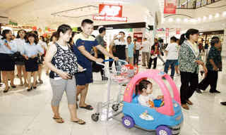 Hàng vạn người đến mua sắm tại Aeon mall Long Biên mỗi ngày. Ảnh: Như Ý