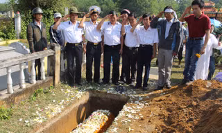 Anh em đồng đội giơ tay chào theo điều lệnh lần cuối tiễn Dũng Gạc Ma. Ảnh: Nguyễn Thành