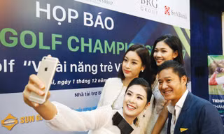 Các hoa hậu, á hậu Việt Nam hào hứng chụp ảnh cùng đại sứ của giải, cựu danh thủ Nguyễn Hồng Sơn. Ảnh: Như Ý.