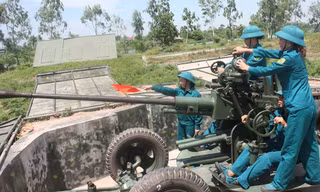 Khẩu đội 1, Đại đội 4 Dân quân gái đang luyện tập.
