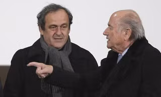 Chủ tịch UEFA Michel Platini (trái) được cho là nhận 1,35 triệu bảng từ FIFA để mở đường giúp ông Blatter tái đắc cử chức chủ tịch FIFA lần thứ tư. Ảnh: AP