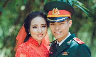 Vợ chồng thượng sĩ Lê Hữu Lực hạnh phúc bên nhau. Ảnh: Đ.H