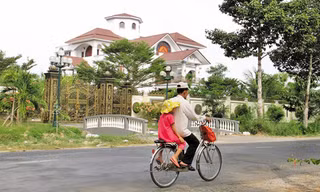 Những mảnh đời lam lũ bên dinh thự nguy nga
