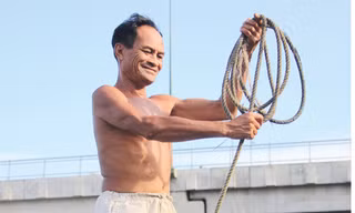 Ông Ba Chúc với cuộn dây dài dùng để cứu người.
