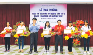 Ông Nguyễn Văn Đình - đại diện nhãn hàng Dạ Hương và ông Đoàn Văn Ninh - Phó vụ trưởng vụ THPT chụp ảnh lưu niệm cùng các em nữ sinh đạt giải.