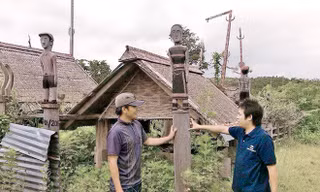 Tượng mộc nhân trước mộ tượng trưng người sống đang đứng canh giấc ngủ ngàn thu của người đã khuất.