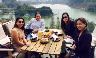 Annaliza R (thứ 2 từ trái sang) cũng bạn bè người Philippines tại Hà Nội.