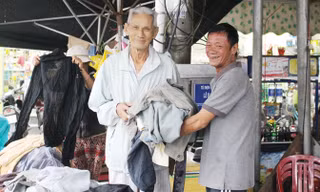 “Giúp bà con có thêm tấm áo để mặc thì mình cũng ấm thêm”, cụ Nguyễn Công Long (bìa trái) nói. Ảnh: Giang Thanh