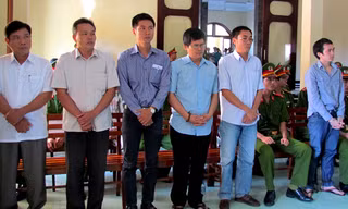 Các bị cáo Hoàn, Quyền, Huy, Quang, Mẫn, Thảo Thành tại phiên tòa (từ trái qua)