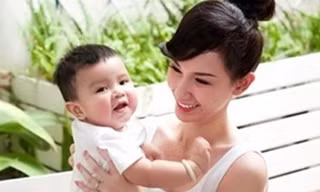 MC Quỳnh Chi và con trai.