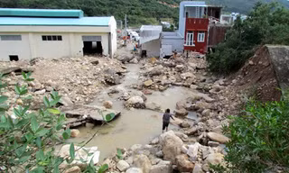 Chống thấm cho tuyến kênh vừa vỡ ở Nha Trang