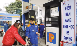 Dù xăng E5 đã thay toàn bộ xăng A92, nhưng giá xăng A95 lại bị thả nổi gây thiệt hại cho người tiêu dùng. Ảnh: Như Ý.