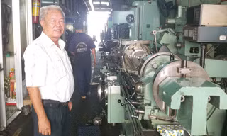 Xưởng cơ khí của ông Tăng Hồng hiện đại nhưng chật chội. Ảnh: Trường Ca