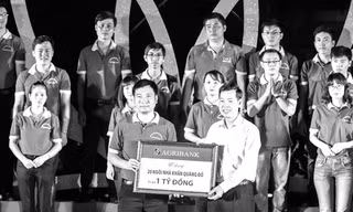 Đại diện Agribank trao tặng chương trình an sinh xã hội của Tỉnh đoàn Thái Nguyên 1 tỷ đồng để xây dựng 20 ngôi nhà Khăn quàng đỏ.