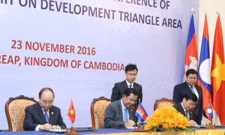 Chiều 23/11, Thủ tướng Nguyễn Xuân Phúc, Thủ tướng Campuchia Hun Sen và Thủ tướng Lào Thongloun Sisoulith ký Tuyên bố chung Hội nghị Cấp cao CLV 9. Ảnh: TTXVN