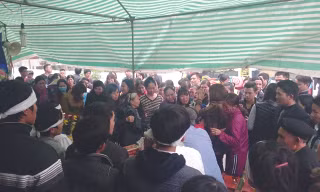 Rưng rưng khăn trắng xóm nghèo